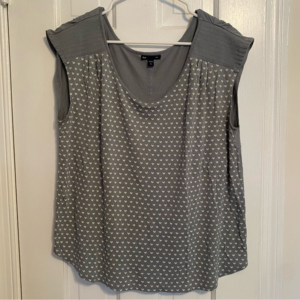 Sleeveless heart print top